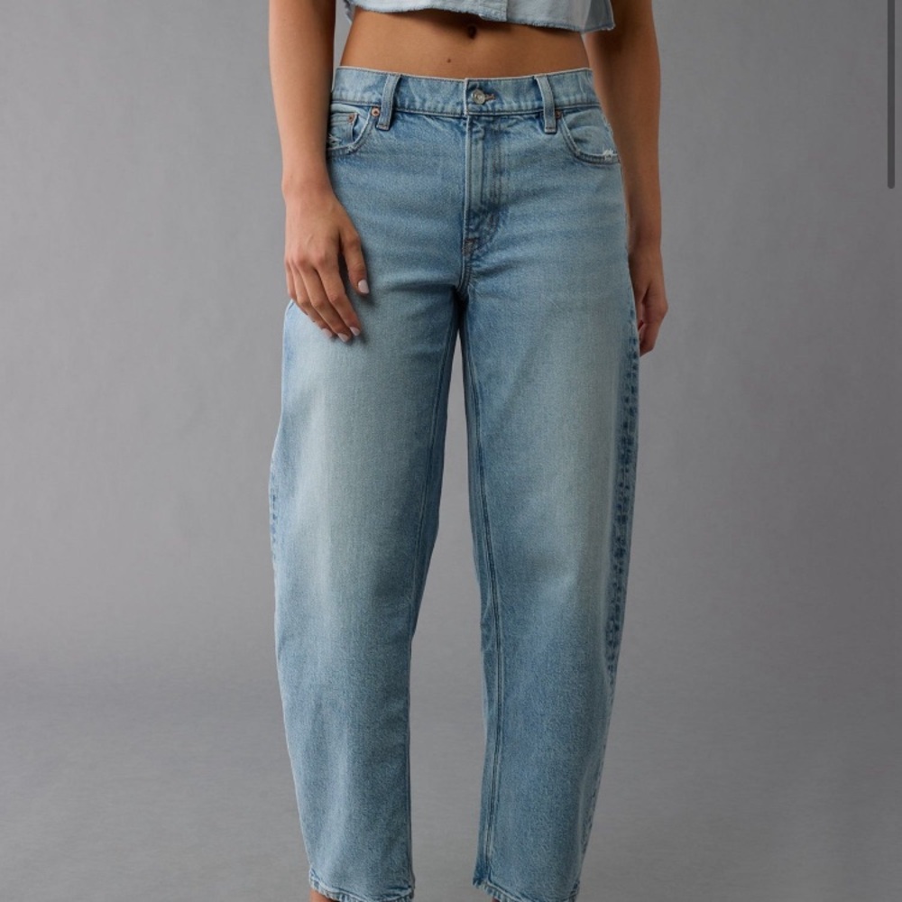 Light wash American Eagle Stretch Barrel Jean. High quality  denim.